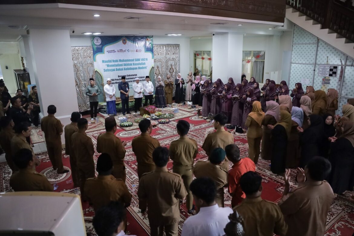 Sekretariat DPRD Provinsi Kalssl bersama Gatriwara Kalsel memperingati Maulid Nabi Besar Muhammad SAW.(foto : humasdprdkalsel)