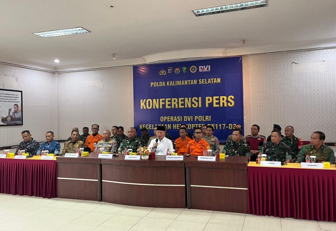 Gubernur Kalsel, H. Muhidin bersama Pangdam VI Mulawarman, Mayjen Mayjen TNI Rudy Rachmat Nugraha, Pangdam XXII Tambun Bungai Mayjen TNI Zainul Arifin , Danrem 101 Antasari Brigjen TNI Ilham Yunus,Kapolda Kalsel Irjen Pol Rosyanto dan jajaran Forkompinda lainnya saat prees release di Aula RS Bhayangkara Banjarmasin,Jumat (5/9/2025) (Foto Iman Satria)
