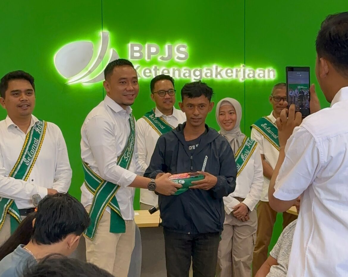 KEGIATAN HARPELNAS-Dengan Sapa Peserta yang dilaksanakan di Ruang Layanan BPJS Ketenagakerjaan diwarnai dengan sesi kuis hingga tanya jawab seputar layanan dan program BPJS Ketenagakerjaan, Jumat (5/9/2025).(foto : ist)