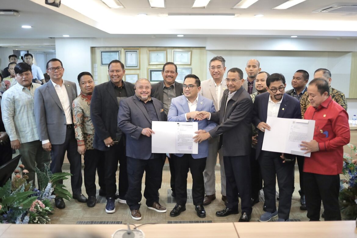 Rombongan DPRD Provinsi Kalsel dipimpin Dr (HC) H Supian HK, SH, MH saat menyampaikan tujuh tuntutan dari Aliansi Rakyat Kalsel Melawan ke DPR RI yang diterima Ketua Komisi II DPR RI Dr HM Rifkynizami Karsayuda, SH, MH bersama anggota DPR RI dan DPD RI Dapil Kalsel.(foto : humasdprdkalsel)