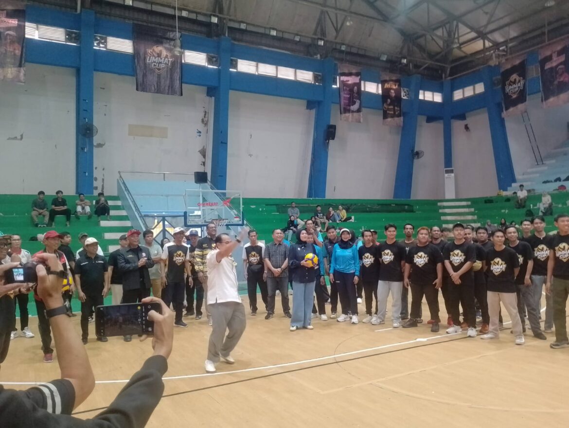 Wakil Wali Kota Banjarmasin Hj Ananda melakukan pemukulan bola atau servis pada pembukaan Open Turnamen Volley Ummat Cup 2025, Sabtu (20/9) di GOR Hasanuddin Banjarmasin. (foto slm/brt)
