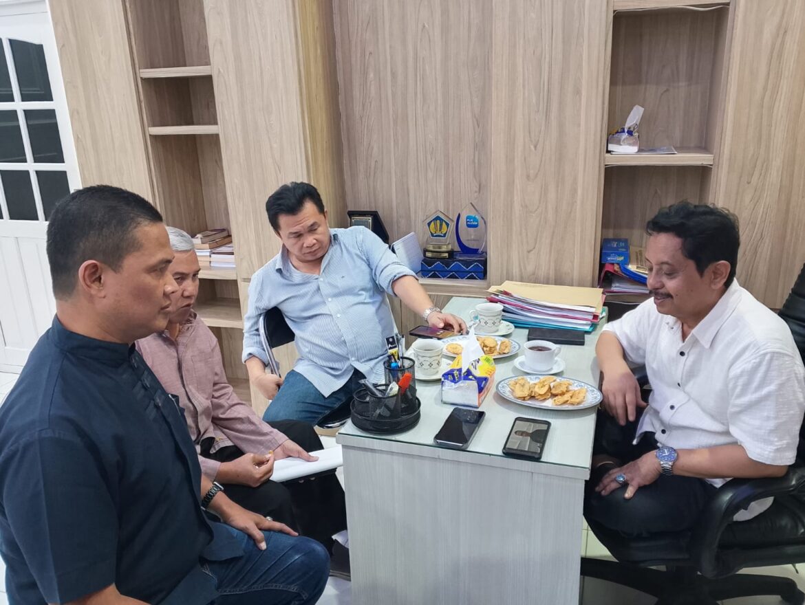 Manajemen PT Banua Anugerah sejahtera (BAS) saat berdialog di Kantor Yayasan Lembaga Konsumen (YLK) Intan Kalimantan, Jumat (26/9) di Banjarmasin. (fot oist/brt)