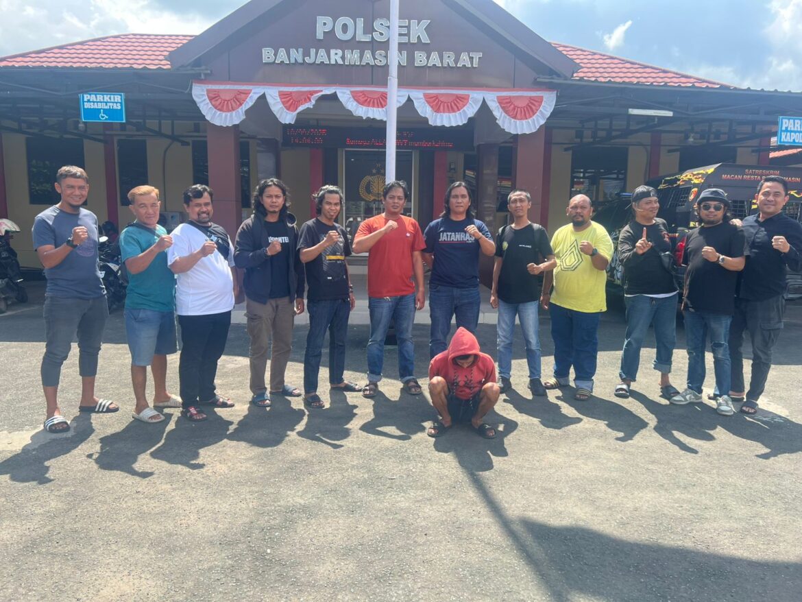 SAALH Pelaku Penusukan hingga korban tewas bernama Misran di Pelambuan, Selasa (9/9/2025) malam akhirnya menyerahkan diri ke Polsek Banjarmasin Barat, Kamis (11/9/2025) siang. (foto: istimewa)