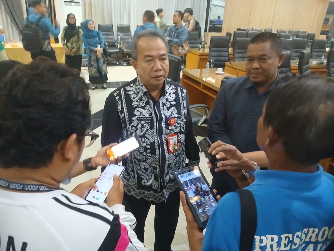 Ketua TAPD Provinsi Kalsel H Muhammad Syarifuddin (kiri) didampingi Wakil Ketua Banggar DPRD Provinsi Kalsel H Kartoyo saat dikonfirmasi wartawan usai rapat anggaran.(foto : sophan/brt)