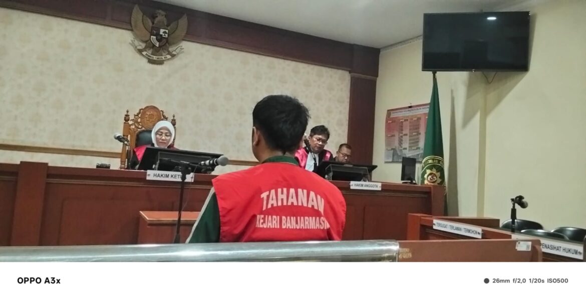Terdakwa Rendy Aditya Utama saat menjalani proses persidangan di PN Banjarmasin.