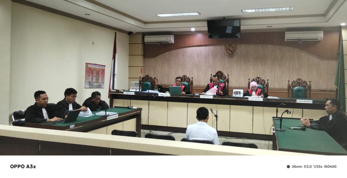 Reza Dirut ADCL Perseroda Balangan saat mendengarkan tuntutan JPU dari Kejari Balangan.