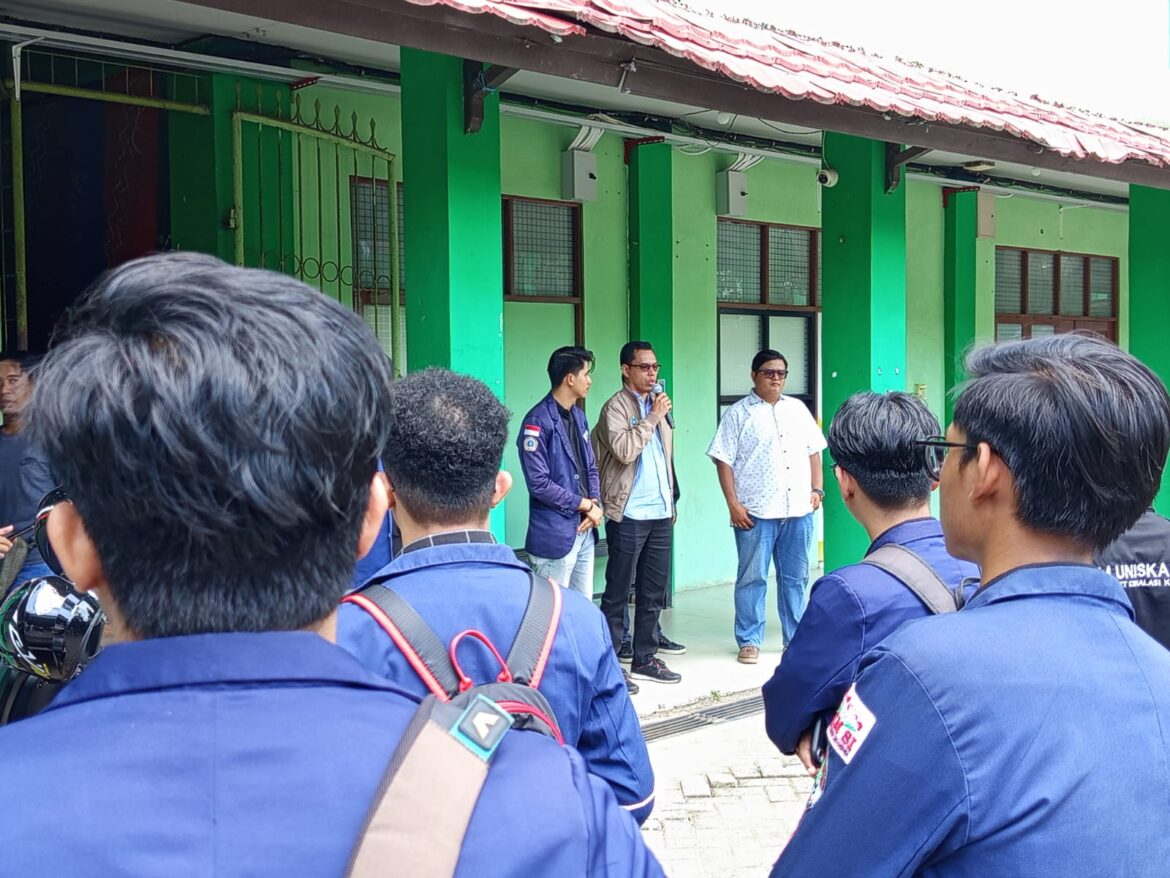 Arahan Wakil Rektor III Uniska Dr Didi Susanto kepada Mahassiwa yang Mengikuti Demonstrasi Menyampaikan Aspirasi di Gedung DPRD Provinsi Kalsel