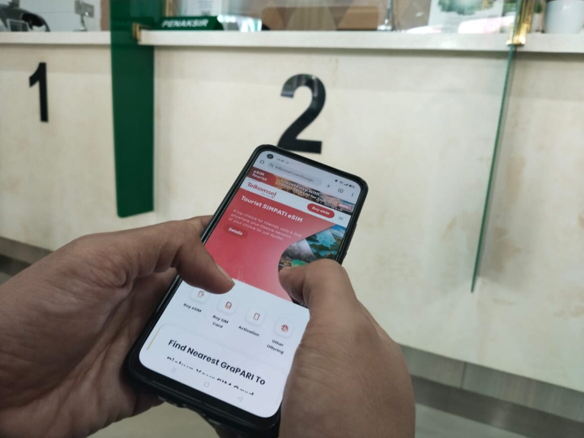 Mudahkan Pelayanan Melalui Aplikasi MyTelkomsel. Tampak Konsumen Membuka Layanan Telkomsel di Banjarmasin (foto:baritopost.co.id)
