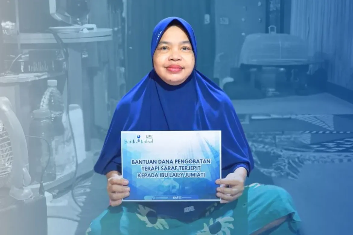 Seorang warga Banjarmasin Laily Jumiati yang sedang berjuang melawan saraf terjepit atau herniated disk menerima dana bantuan kesehatan secara simbolis dari Bank Kalsel di Banjarmasin,