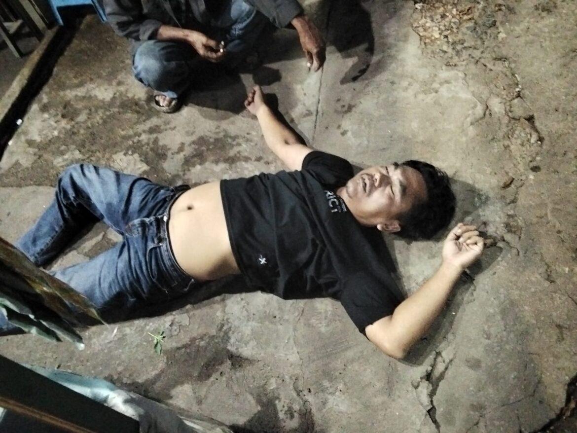 Pria ini ditemukan tergeletak di tepi Jalan Pelambuan Banjarmasin Barat, namun usai dievakuasi sudah tidak bernyawa lagi, Selasa (3/9/2025) petang. (foto: istimewa)