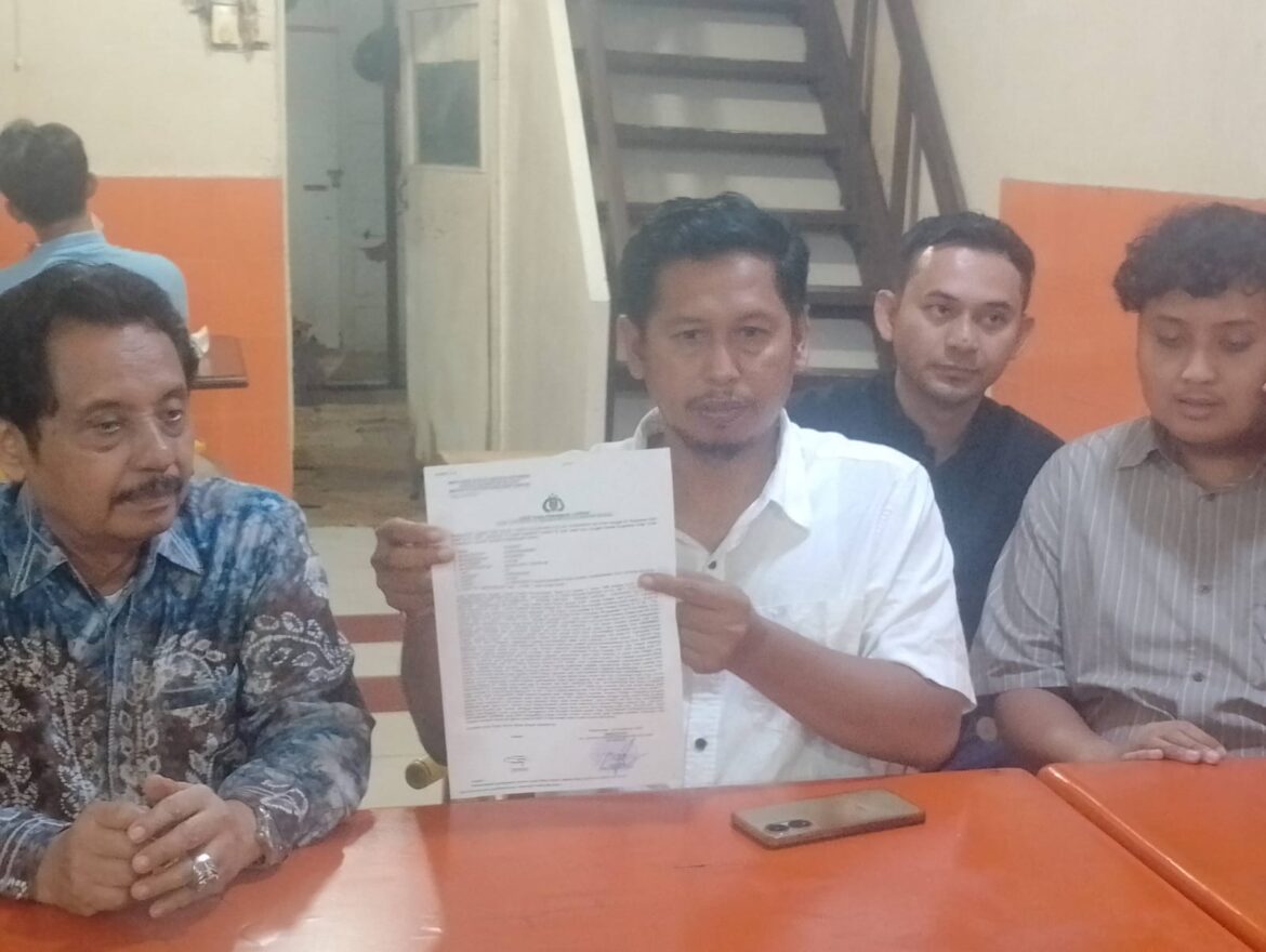 Warga di Desa Patang Batung, Kecamatan Patang Batung - HSS, Tirawan didampingi dua kuasa hukumnya, Dr Fauzan Ramon SH MH dan Arya Setiawan SH MKn menunjukan surat laporan kasus dugaan penyerobotan lahan ke Ditreskrimum Polda Kalsel bernomor STTLP/B/151/IX/2025. (fot ist/brt)