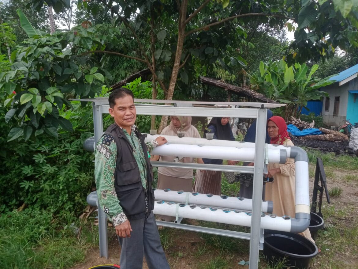 Prof. Abdul Hadi, M.Agr bersama ibu-ibu kelompok tani mengembangkan hidroponik, Senin (28/9/2025). ( foto:istimewa)