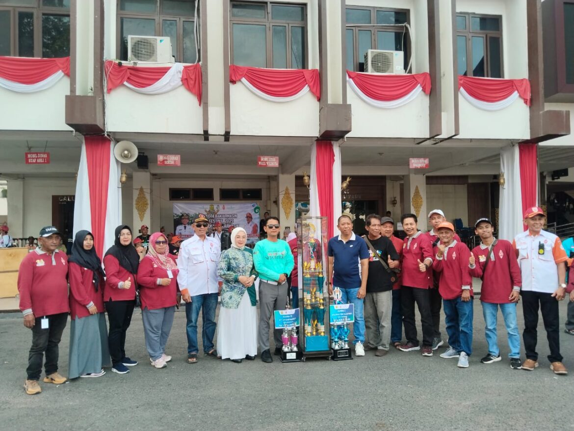 Tim dan Ketua Orlok Kota Banjarbaru saat memboyong Piala Bergilir Walikota Banjarmasin Hamfestival (Hamfest) 2025, jelang Hari Jadi ke-499 di Balai Kota Banjarmasin, Sabtu (13/9/2025) siang.(foto : sum/brt).