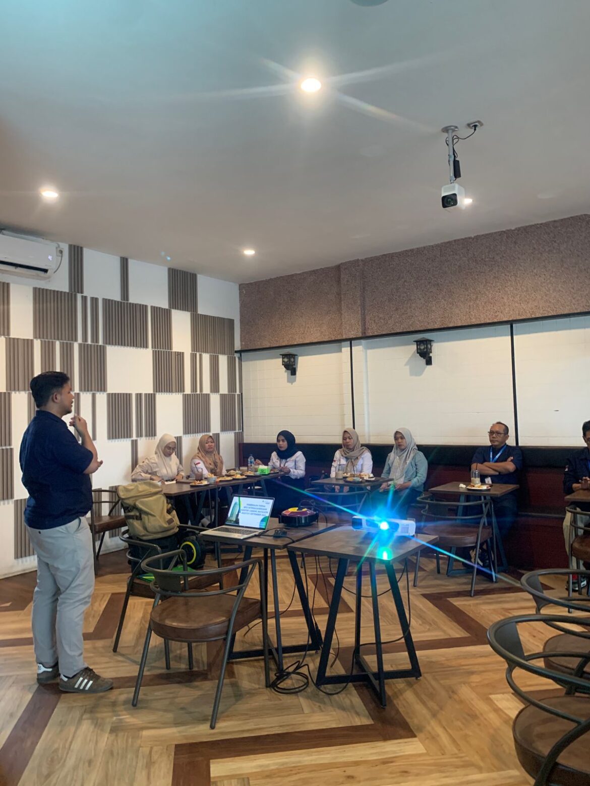 Salah satu pembina saat gelar Monitoring dan Evaluasi yang dihadiri puluhan Agen Perisai Kabupaten Tanah Bumbu di Kopikir Caffee, Rabu (17/9/2025).(foto : ist)