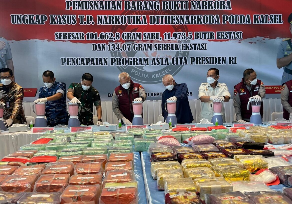 Disaksikan 60 Tersangka, Polda Kalsel Musnahkan 101 Kilogram Sabu dan 11 Ribu Butir Pil Ekstasi (Foto Iman Satria)