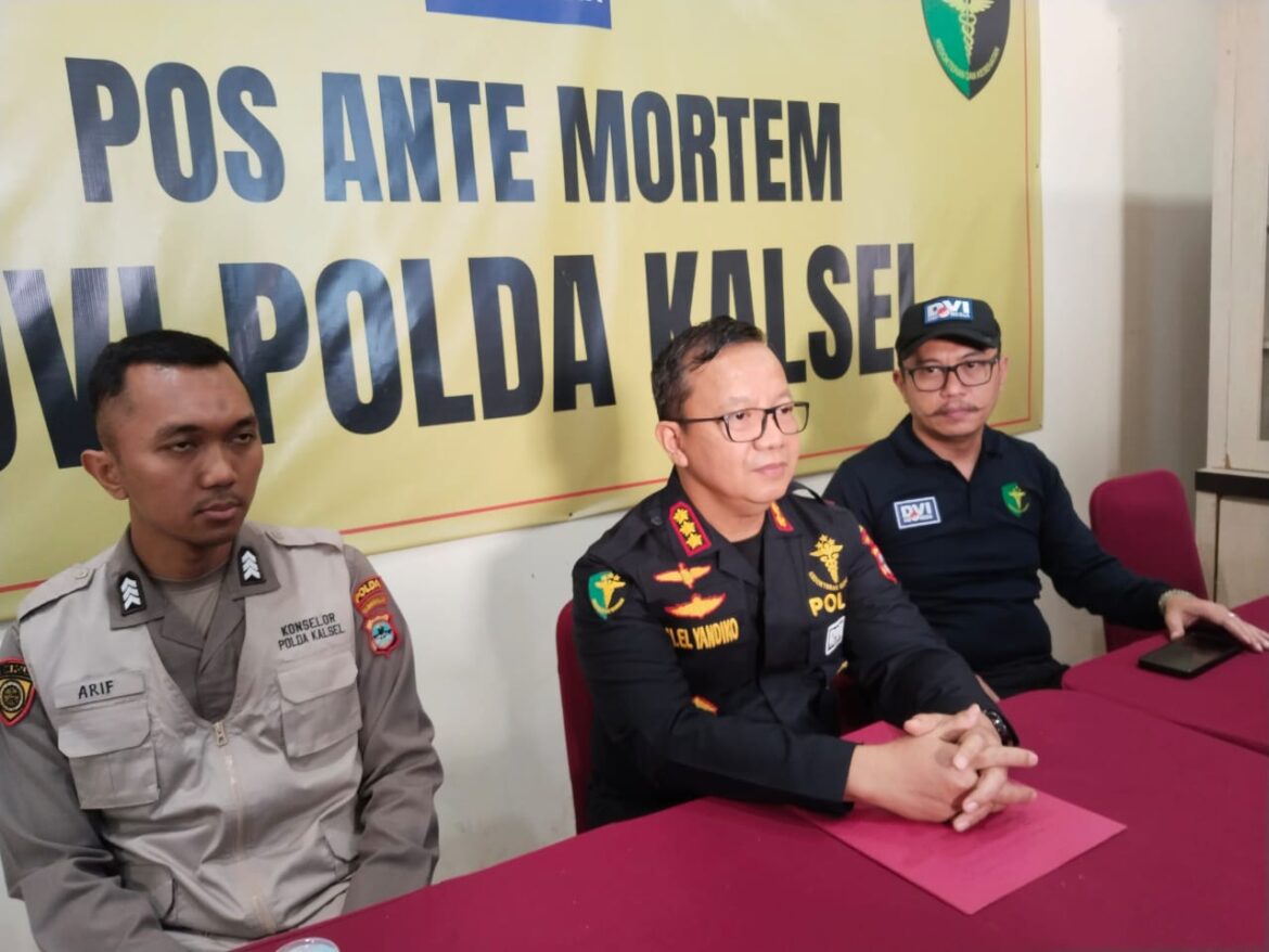 Kabiddokkes Polda Kalsel Kombes Pol dr Muhammad El Yandiko, Sp.An, M.M., MARS, QHIA saat menjelaskan jelang kedatangan korban helikopter jatuh di Tanjung ditangani Pos Ante Mortem DVI Polda Kalsel, Kamis (4/9/2025) siang.(foto:sum/bgt)