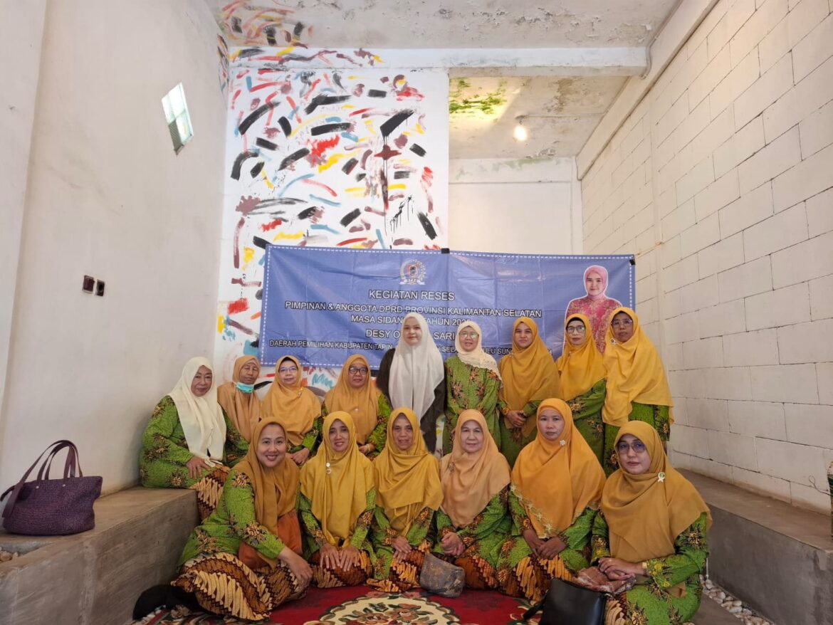 Wakil Ketua DPRD Provinsi Kalsel Desy Oktavia Sari saat melaksanakan reses di daerah pemilihan di Kabupaten Tapin.(foto : humasdprdkalsel)
