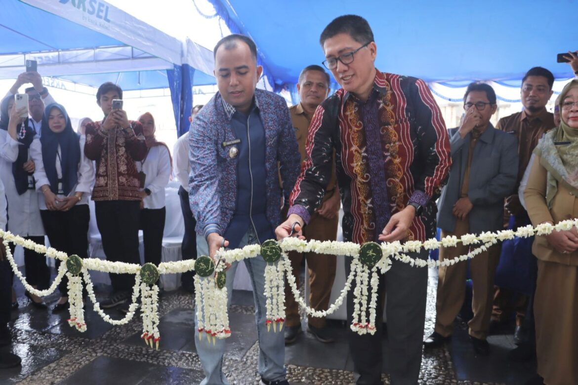 Direktur Utama Bank Kalsel Fachrudin bersama Wakil Bupati Tabalong Habib Muhammad Taufani Alkaf dalam peresmian Kantor Cabang Pembantu Syariah (KCPS) Tanjung (foto:humas bank kalsel)