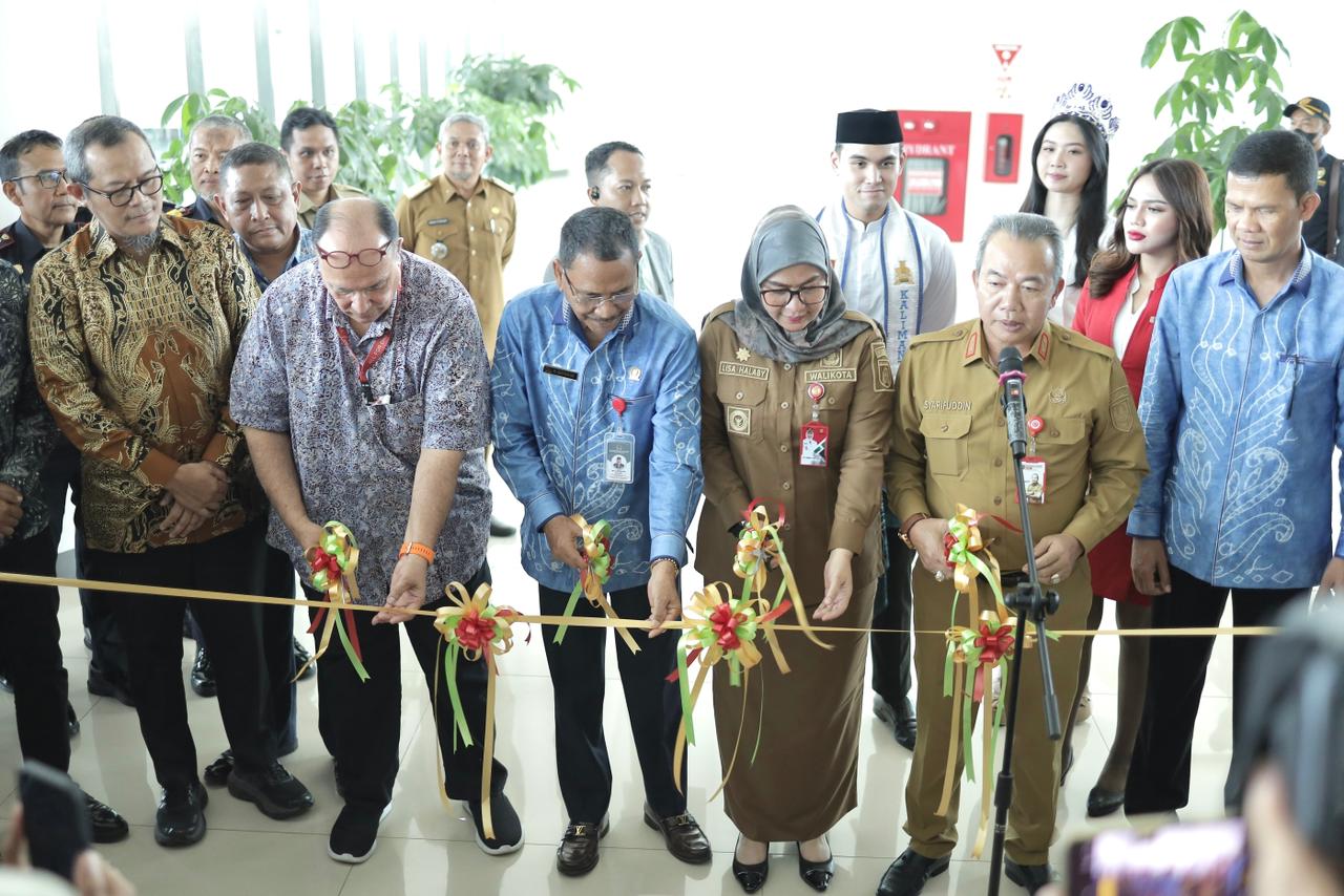 Pengguntingan pita peresmian pelepasan perdana penerbangan internasional maskapai Air Asia dari Bandara Syamsuddin Noor Banjarbaru ke Kuala Lumpur Malaysia.(foto : humasdprdkalsel)