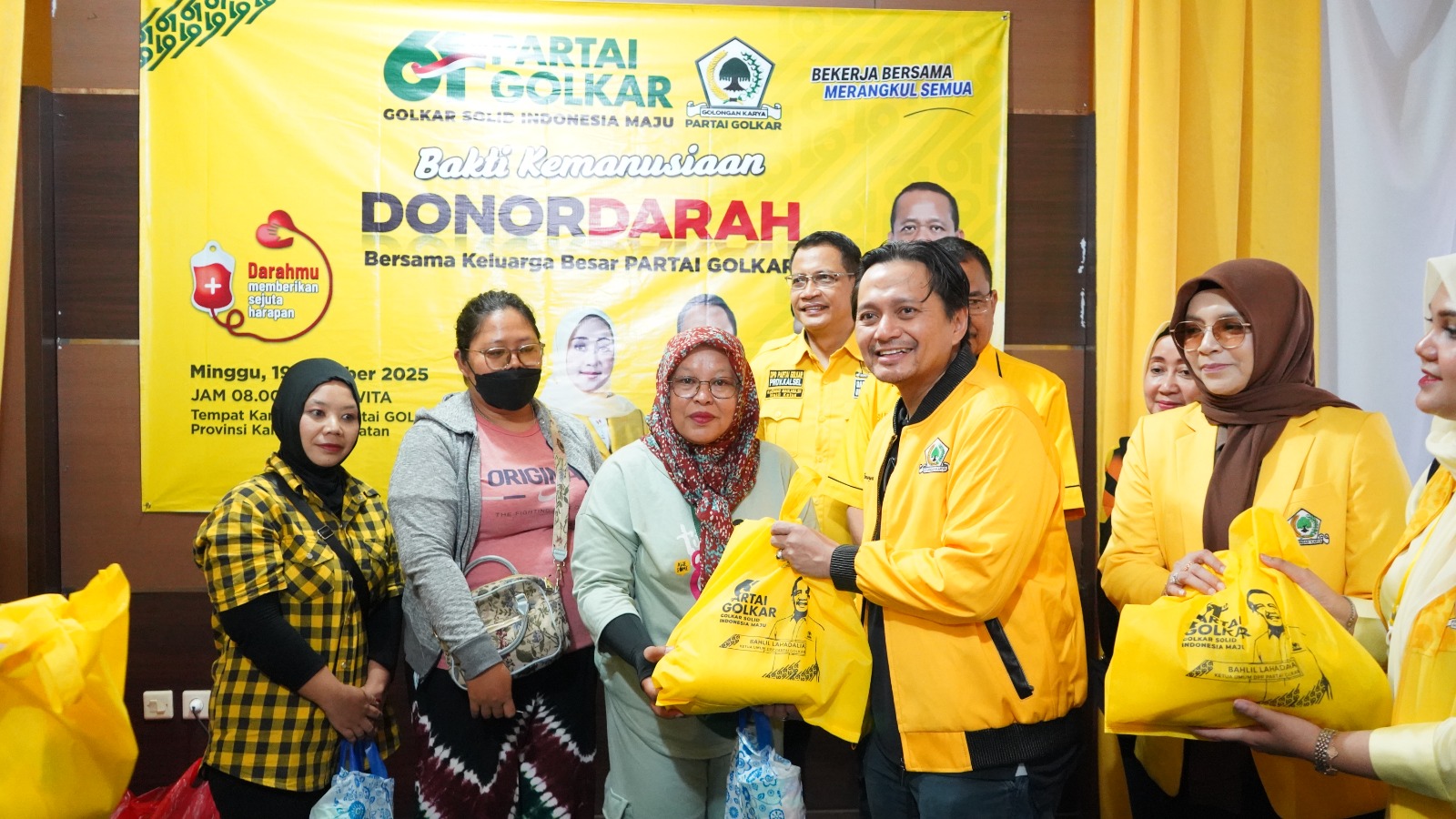 Ketua DPD Partai Golkar Provinsi Kalsel H Hasnuryadi Sulaiman bersama istri saat menyerahkan bingkisan sembako kepada pendonor yang sudah mendonorkan darahnya.(foto : ist)