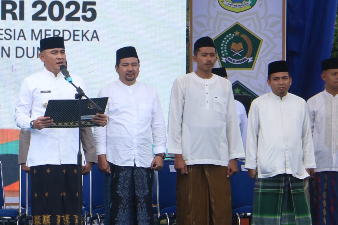 Anggota DPRD Tala Zainul Abidin disamping Bupati Tala H Rahmat Trianto menghadiri Upacara Peringatan Hari Santri. (DKISP Tala/brt)