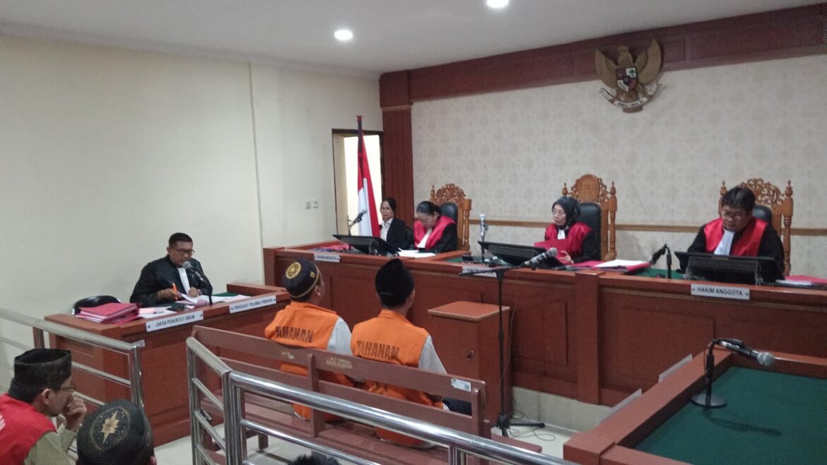 Rahmat alias Amat Lebong dan M.Rian saat mendengarkan tuntutan JPU atas kepemilikan ekstasi dan sabu.