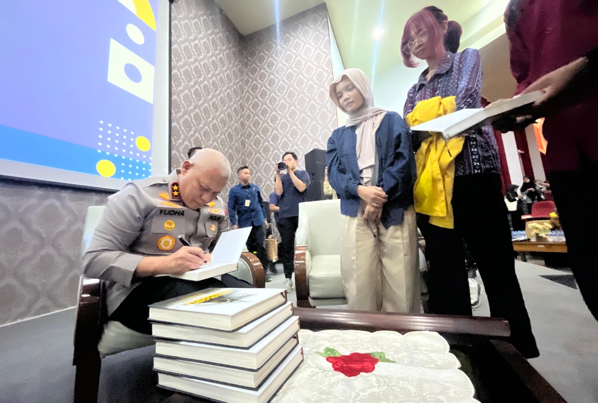 Kapolda Kalsel Irjen Pol Rosyanto Yudha Hermawan menandatangani buku “Arkeologi Kepemimpinan” seusai kegiatan bedah buku di Auditorium Prof Idham Zarkasi Fakultas Hukum ULM Banjarmasin, Selasa (21/10/2025) (Foto Iman Satria)