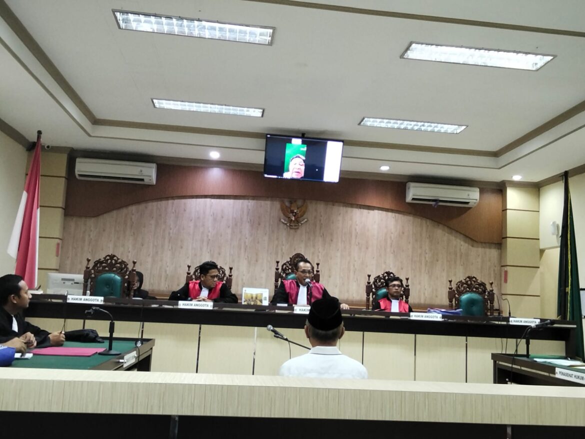 Prof. dr. Zairin saat memberikan keterangan soal kesehatan Anang Syafriani kepada majelis hakim di Pengadilan Tipikor Banjarmasin.