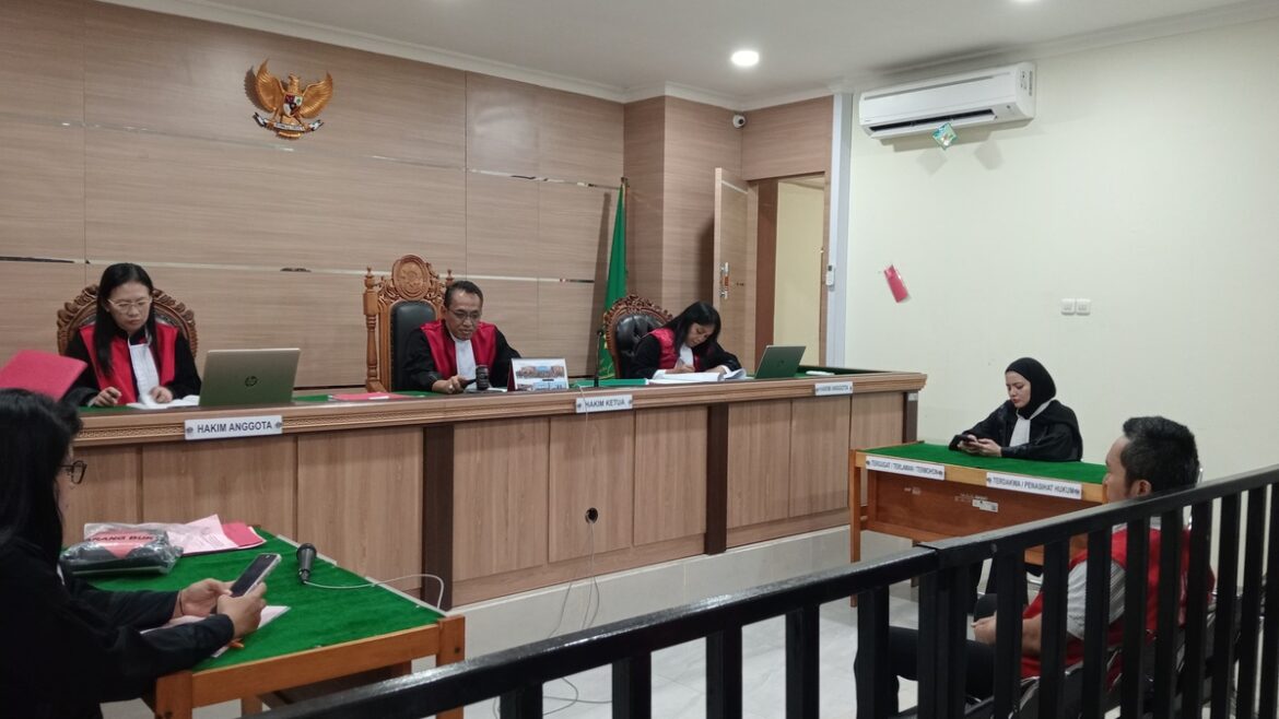 Herry Mulyadie alias Ari saat mendengarkan putusan majelis hakim di PN Banjarmasin.
