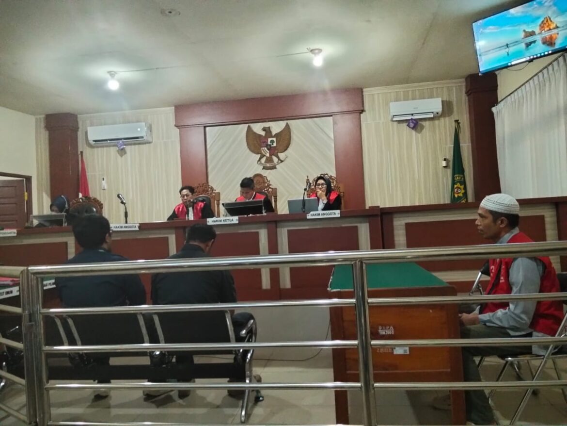 Dua saksi dari BPOM Kalsel, Muhammad Zaki dan Irvan, saat memberikan kesaksiannya dalam sidang perkara pelanggaran UU Kesehatan dengan terdakwa Misbahul Munir (Foto Istimewa)