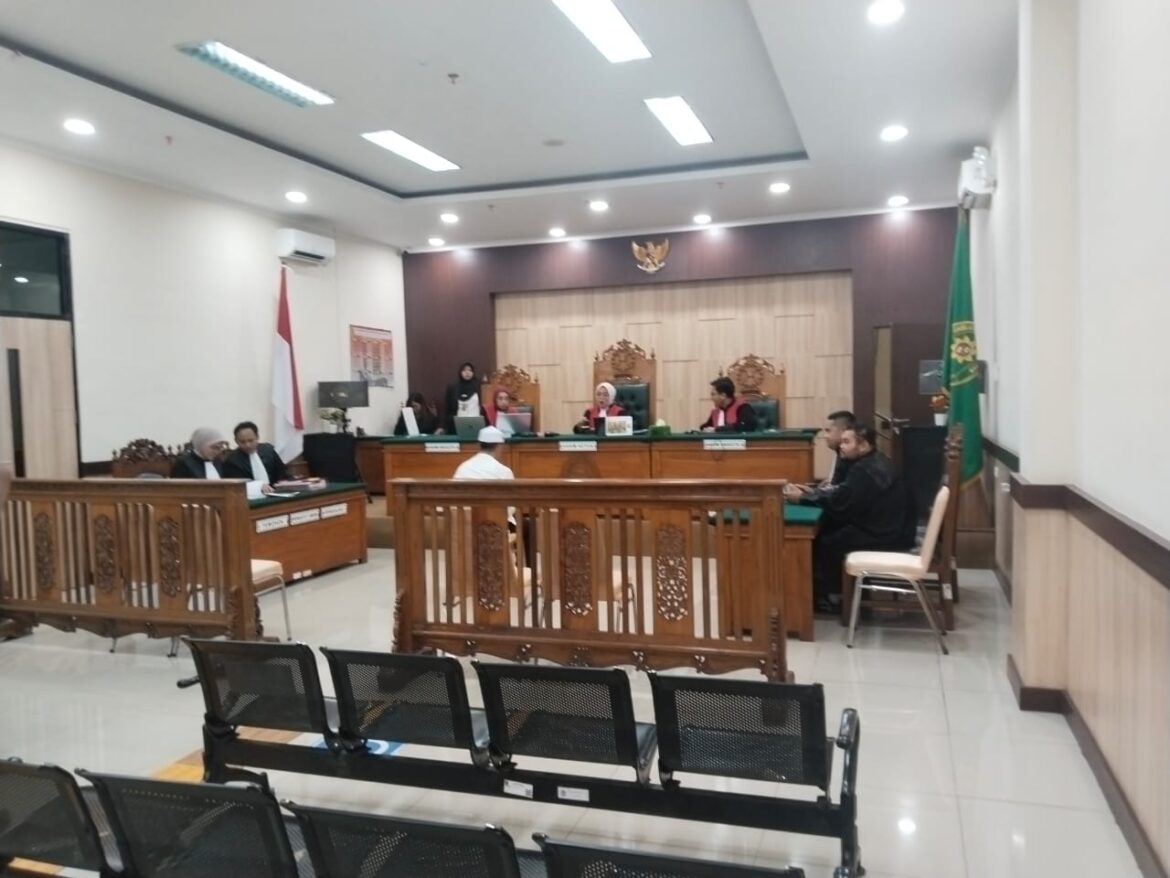 Majelis hakim saat memimpin sidang Pembunuhan di Desa Bambangin, Kecamatan Belawang, Kecamatan Rantau Badauh, Kabupaten Barito Kuala, dengan terdakwa GH, Selasa (7/10/2025) siang. (foto:sum/brt)