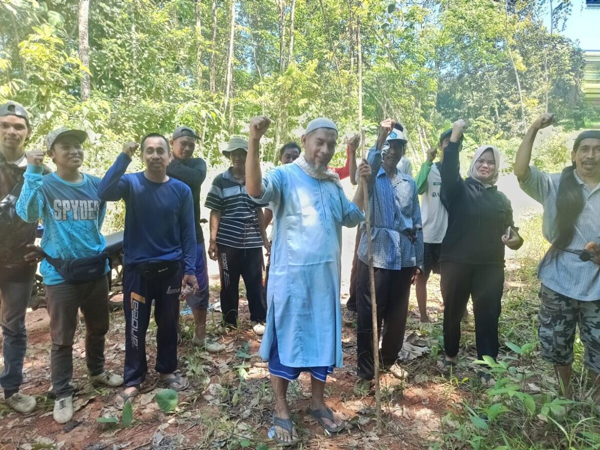 Kuasa hukum warga Desa Muang, Andi Mahmudi SH yang juga disapa Ustad Andi bersama warga yang lahannya digunakan untuk pembangunan jalan (Foto Mercy)