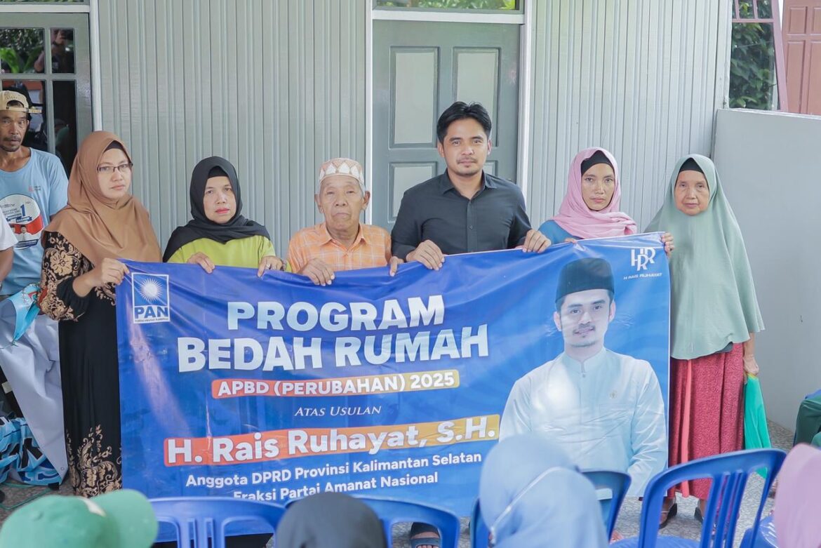 Ketua Komisi I DPRD Provinsi Kalsel H Rais Ruhayat, SH disela resesnya menyerahkan bantuan bedah rumah kepada warga Kuin Cerucuk, Kota Banjarmasin yang dinilai layak menerima bantuan tersebut.(foto : humasdprdkalsel)