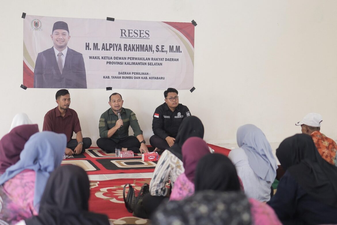 Wakil Ketua DPRD Provinsi Kalsel HM Alpiya Rakhman, SE, MM saat melaksanakan kegiatan reses di wilayah Kabupaten Kotabaru.(foto : humasdprdkalsel)