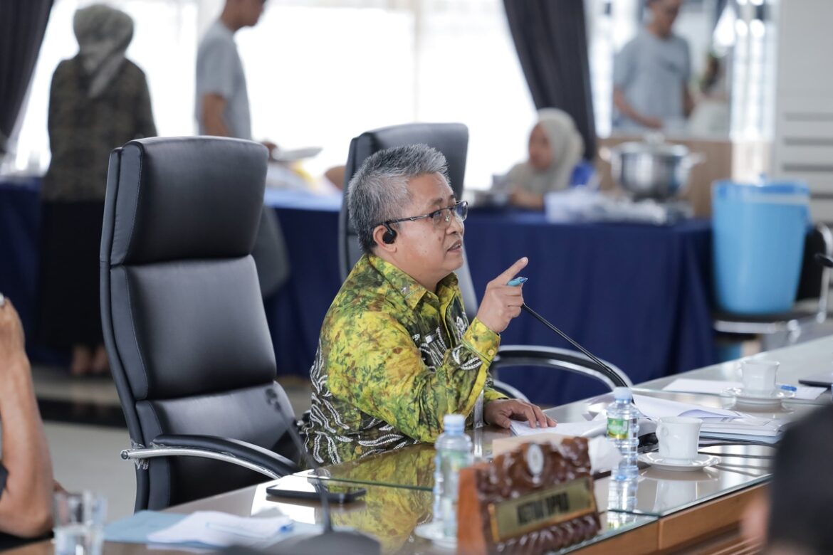 Plh Sekda Provinsi Kalsel dr Ariadi Noor yang hadir sebagai Ketua TAPD Kalsel saat rapat pembahasan Pendapatan RAPBD Kalsel 2026 bersama Banggar DPRD Provinsi Kalsel di Banjarmasin.(foto : humasdprdkalsel)