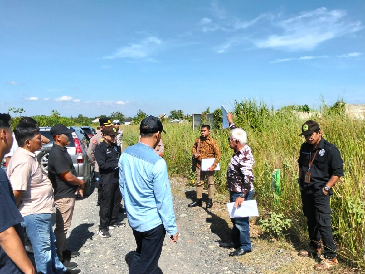 Kuasa hukum tergugat lahan bersertifikat di Trikora Banjarbaru Hamdan Thaufik SH  saat melakukan protes keras atas dilakukannya eksekusi Rabu (15/10/2025).
