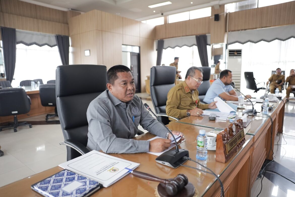 Wakil Ketua DPRD Kalsel H Kartoyo SM pimpin rapat lanjutan pembahasan RAPBD 2026 didampingi Wakil Ketua DPRD Kalsel H Muhammad Alpiya Rakhman dihadiri Ketua TAPD Provinsi Kalsel Muhammad Syarifuddin.(foto : humasdprdkalsel)