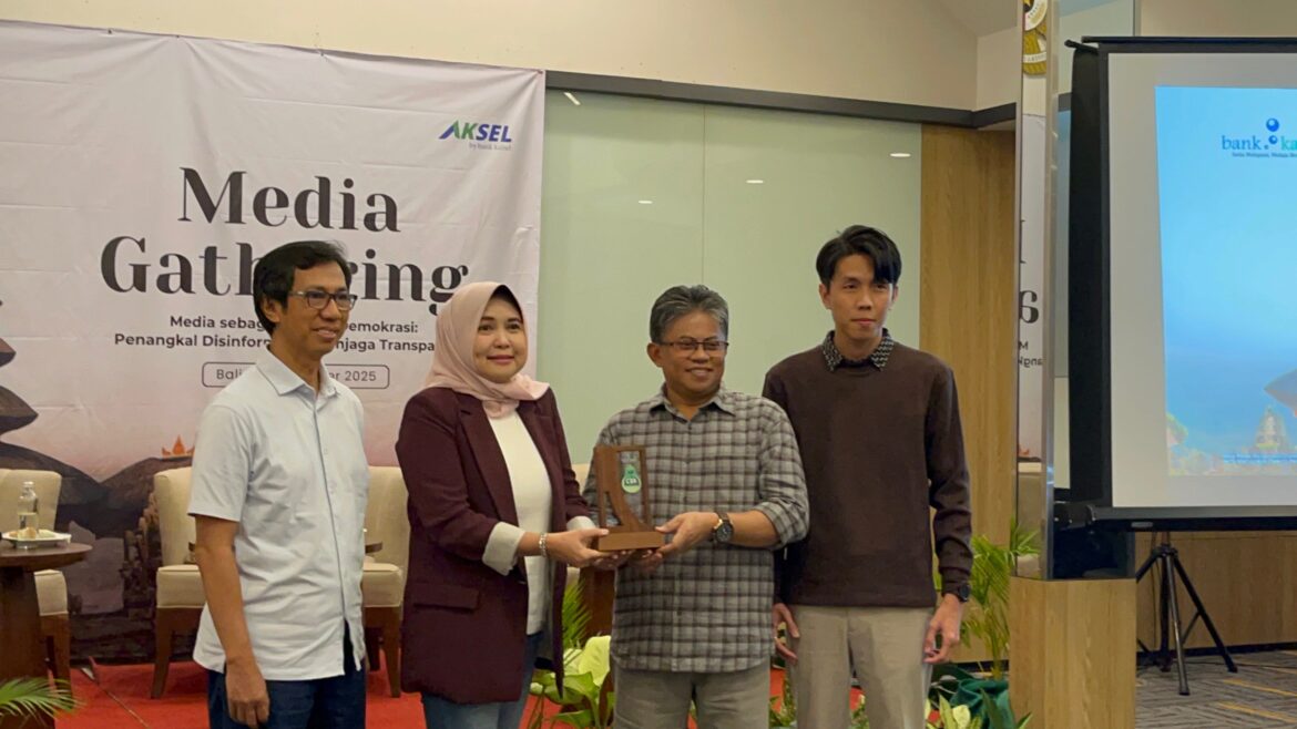 Kepala Bank Kalsel Cabang Amuntai, Muhammad Louthfi Rahmany, saat menerima penghargaan dari Direktur Kepatuhan Bank Kalsel, Mitra Damayanti.