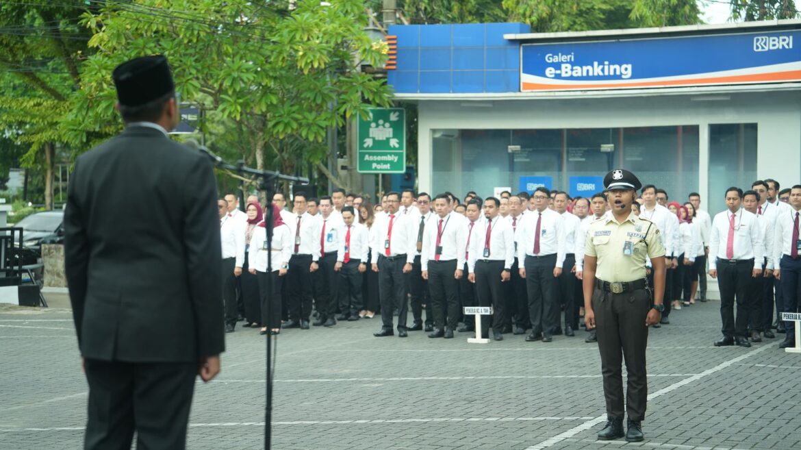 Dengan mengusung tema “Pemuda Pemudi Bergerak, Indonesia Bersatu”, kegiatan ini diikuti oleh seluruh pekerja dari BRI Region 14 Banjarmasin, BRI BO Banjarmasin A Yani, dan BRI BO Banjarmasin Samudera.
