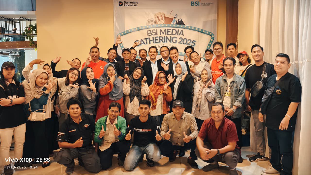 Hadir Sefudin Suria Hidayat Regional CEO BSI RO IX Kalimantan bersama petinggi BSI (Bank Syariah Indonesia) lainnya serta berbagai media online, cetak, dan elektronik.