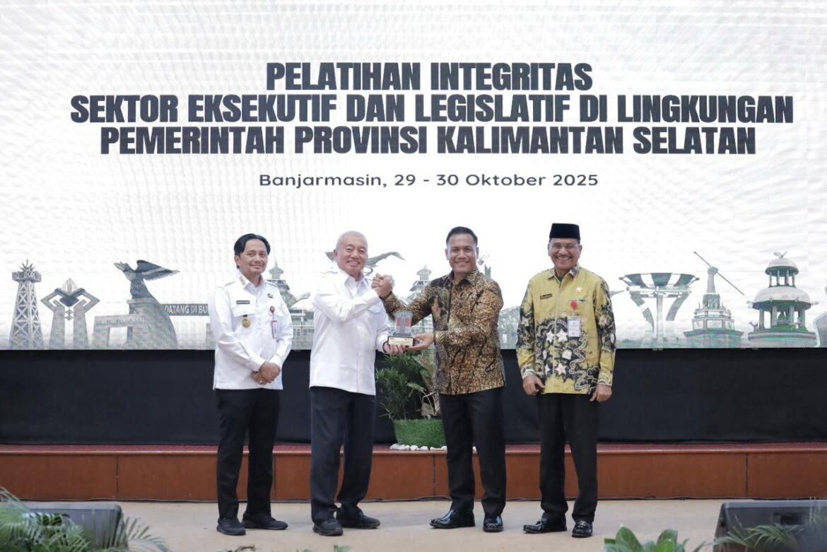 Gubernur Kalsel H Muhidin didampingi Wakil Gubernur Kalsel H Hasnuryadi Sulaiman dan Ketua DPRD Provinsi Kalsel H Supian HK saat menerima plakat dari Deputi Bidang Koordinasi dan Supervisi KPK RI Agung Yudha Wibowo.(foto : humasdprdkalsel)