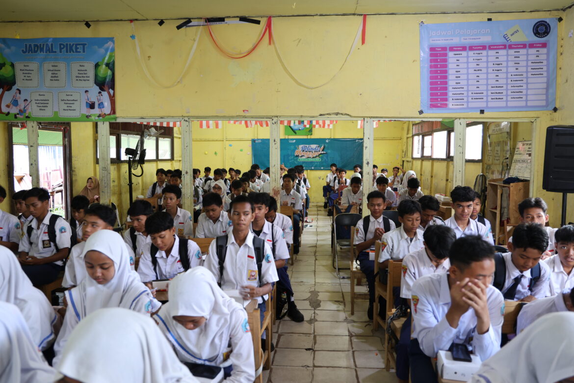 Dorong Generasi Cerdas Melalui Program Pelindo Mengajar di SMPN 12 Banjarmasin