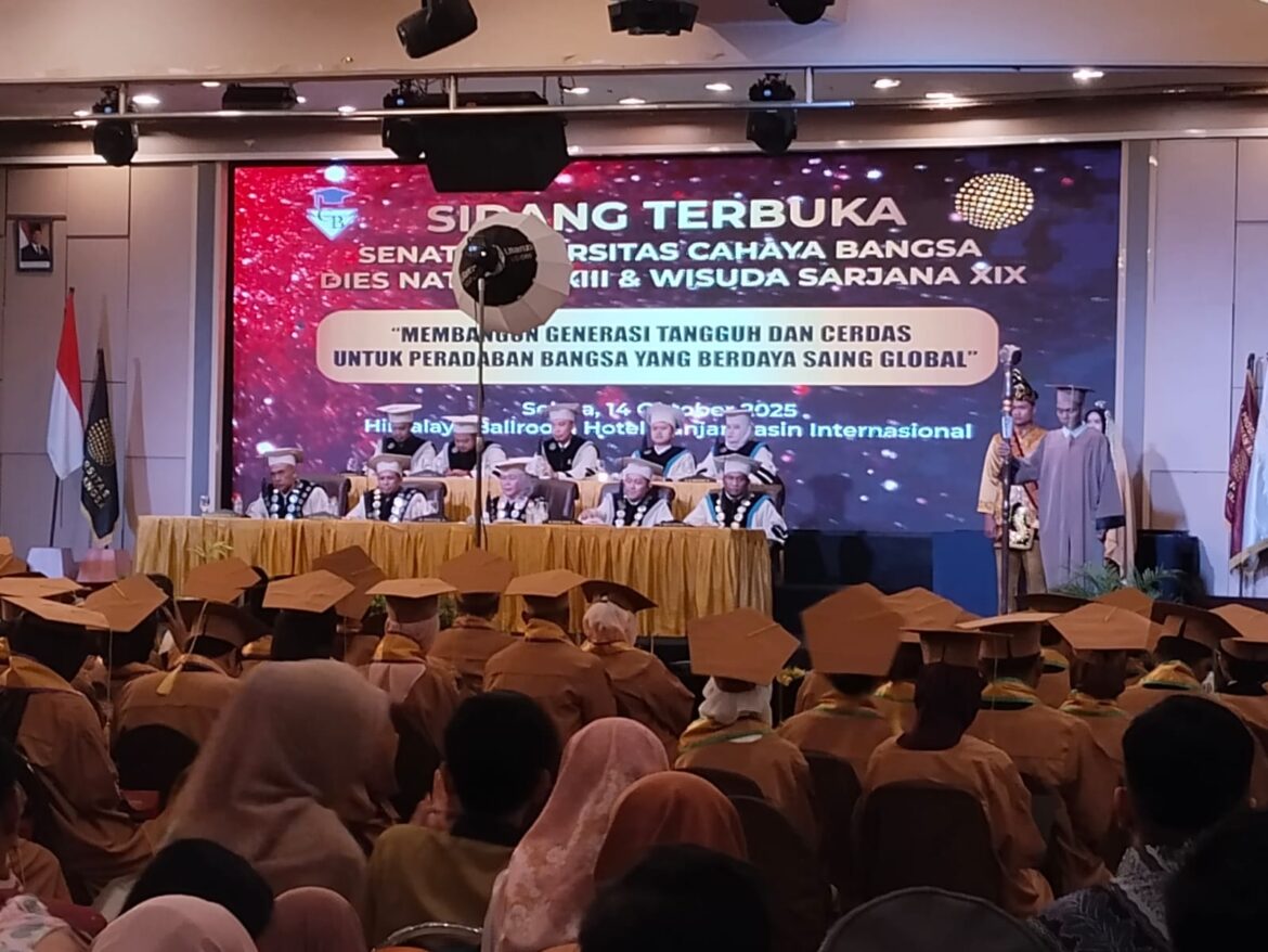 Bertema ‘Membangun Generasi Tangguh dan Cerdas untuk Peradaban Bangsa yang Berdaya Saing Global’, dalam Sidang Terbuka Senat Universitas Cahaya Bangsa Dies Natalis XXIII & Wisuda Sarjana XIX di Hotel Banjarmasin Internasional pada Selasa (14/10/2025).