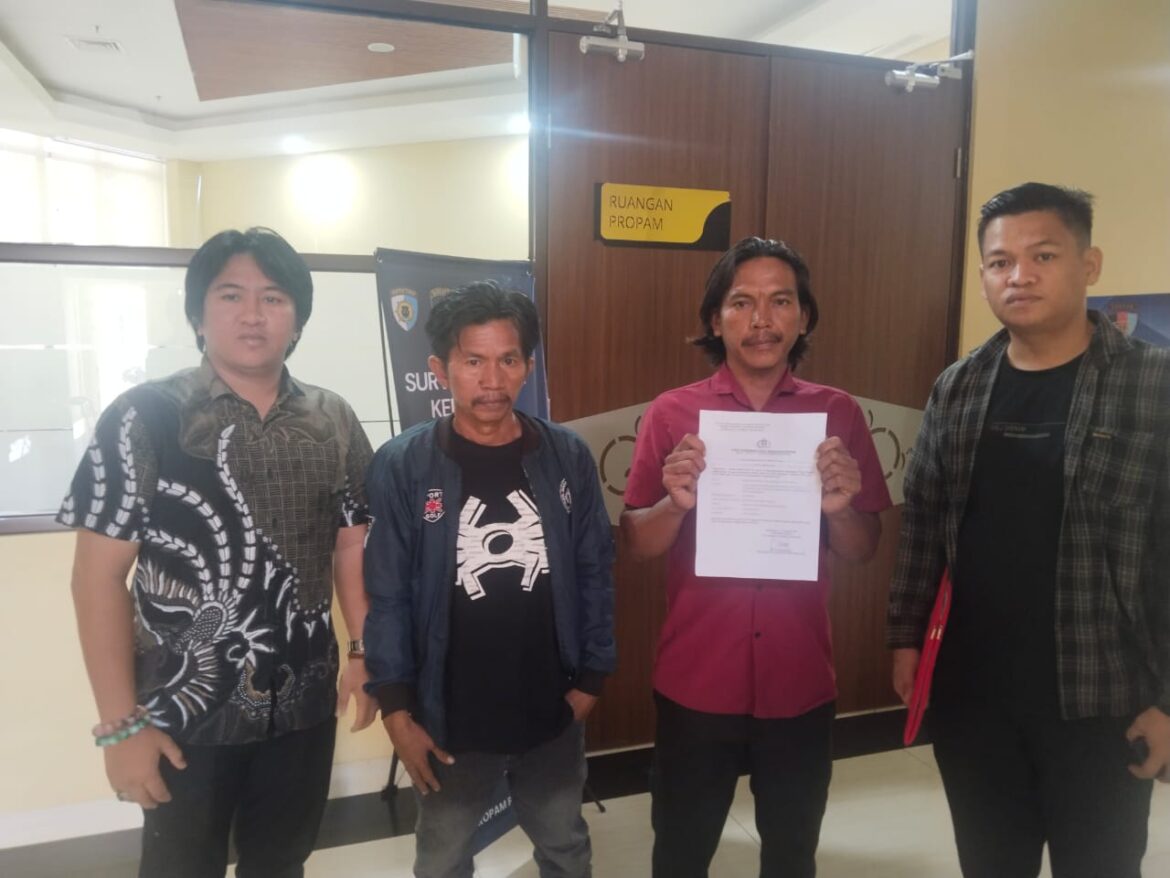 Arsyad dan Junaide usai melaporkan ke Propam Polda Kalsel didampingi kuasa hukumnya M Hafidz Halim SH dan Dedy Ramdany SH, Senin (6/10/2025) pagi. (foto: sum/brt