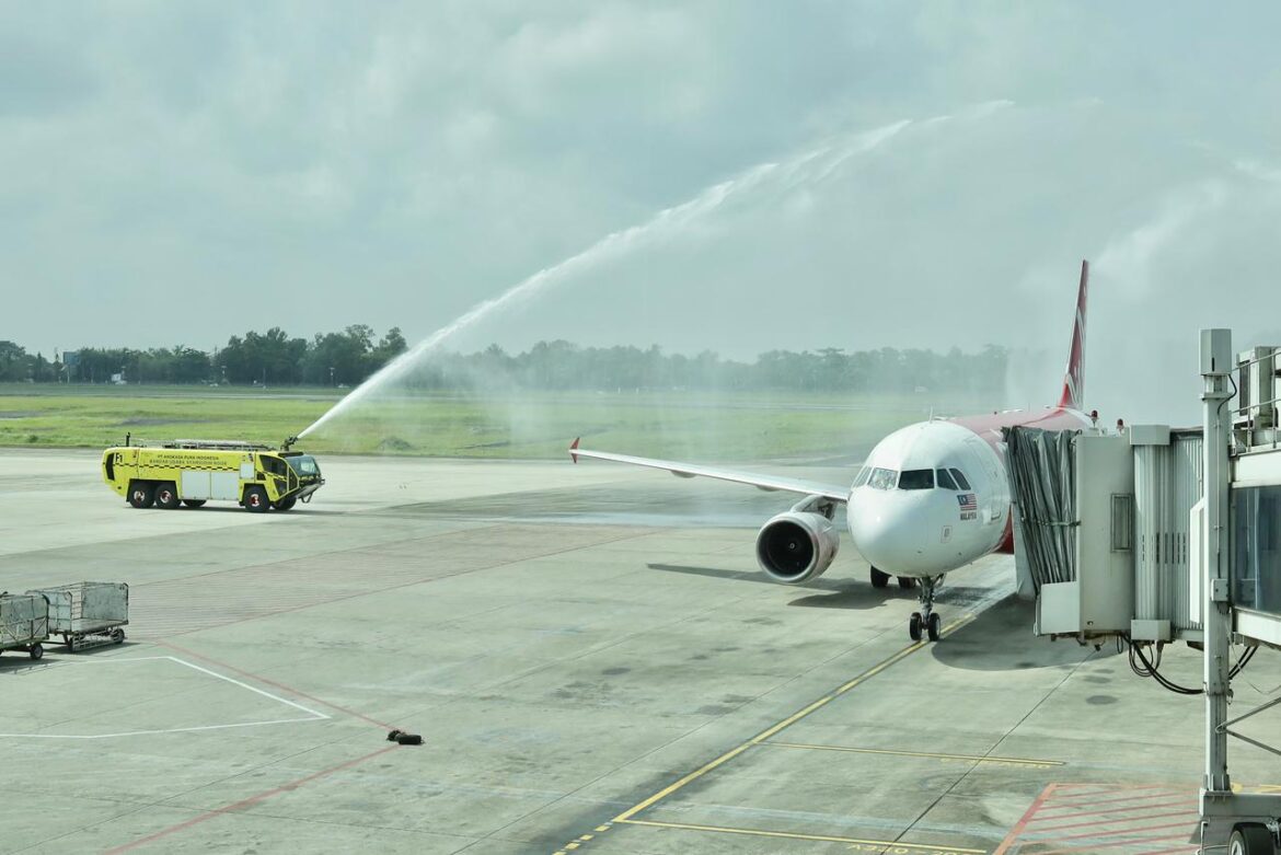 Pelepasan perdana penerbangan internasional Maskapai Air Asia dari Bandara Syamsuddin Noor Banjarbaru ke Kuala Lumpur Malaysia.(foto : humasdprdkalsel)