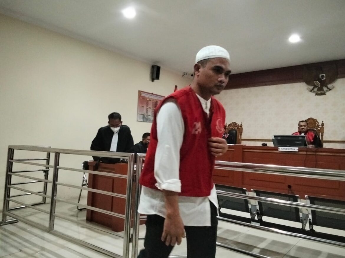 Tubagus Fathul Azim alias Martin YZ alias Xcsoot alias Feelgood usai mendengarkan dakwaan jaksa di PN Banjarmasin.