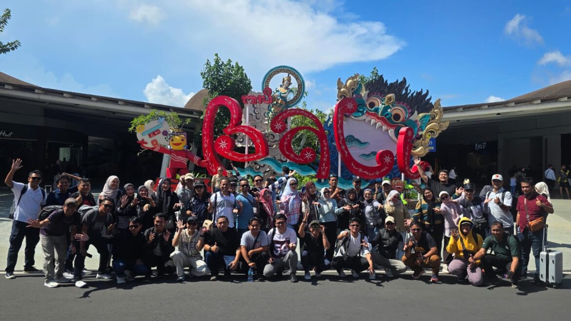 Rombongan media dan perwakilan Bank Kalsel saat tiba di Bandara Ngurah Rai, Denpasar Provinsi Bali Rabu (15/10/2025). (foto:istimewa)
