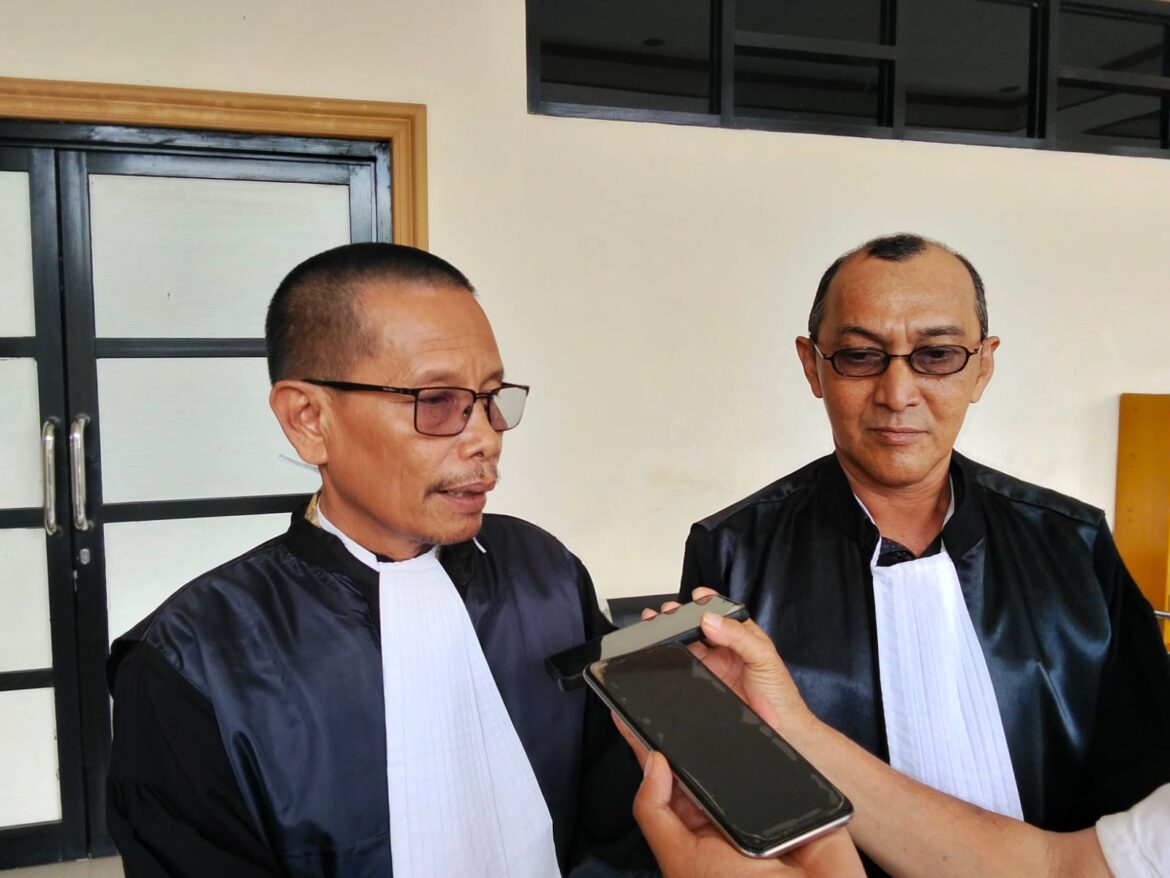 Penasehat hukum Noor Ifansyah, Rustam Effendy, SH., MH., dan H. Abdul Hakim, SH., MH., M.I.Kom dari Kantor Hukum M. Nizar Tanjung, SH., MH., C.I.L saat memberikan keterangan kepada wartawan.