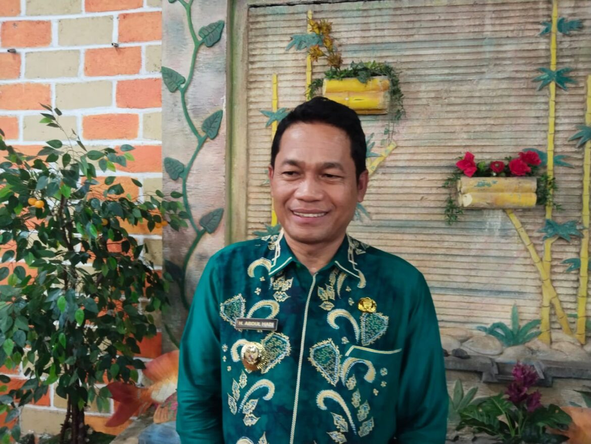 Bupati Kabupaten Balangan H Abdul Hadi saat memberikan keterangan kepada awak media, Kamis (2/10/2025). (foto:sum/brt)