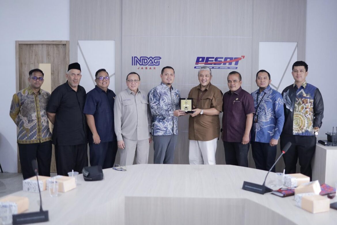 Rombongan Pansus II DPRD Provinsi Kalsel saat melaksanakan studi komparasi ke Disperindag Jabar untuk menggali regulasi perdagangan.(foto : humasdprdkalsel)